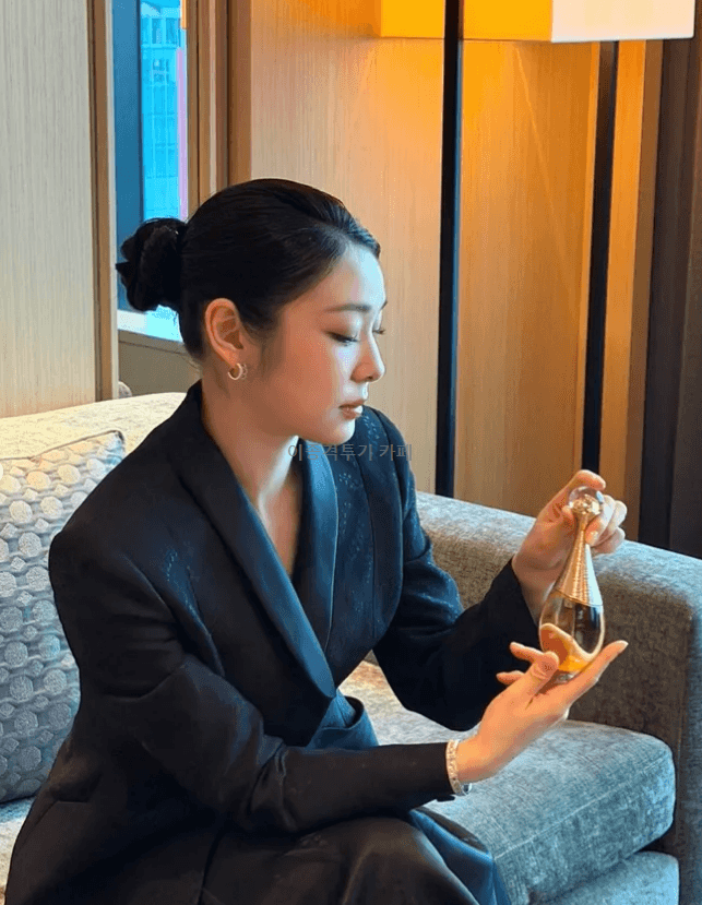 향수-뿌리는-김연아-4-이미지