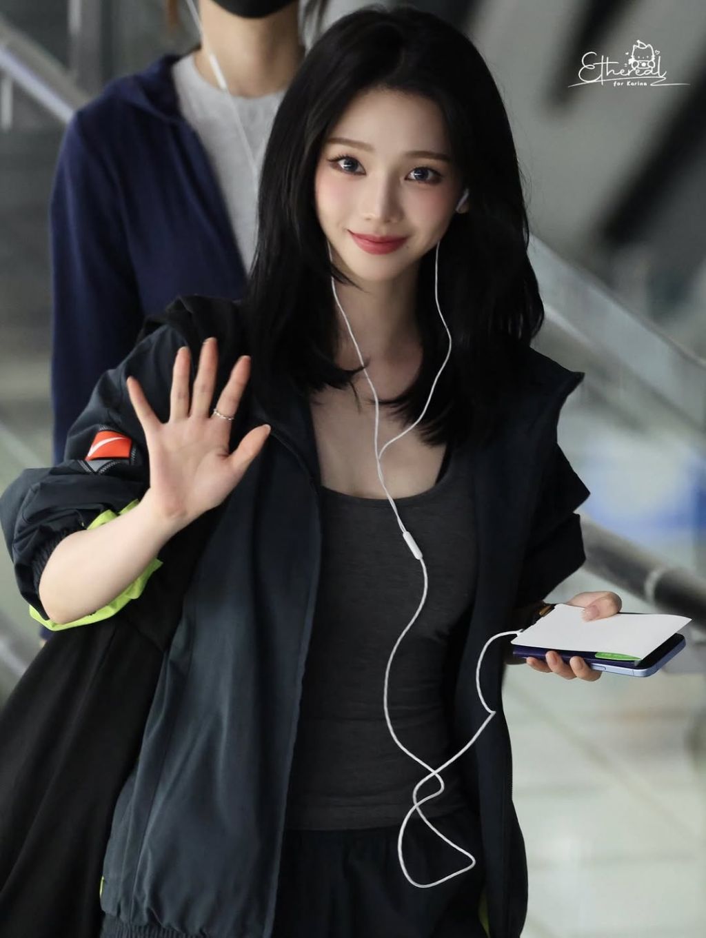 줄-이어폰-쓰는-카리나.jpg-1-이미지