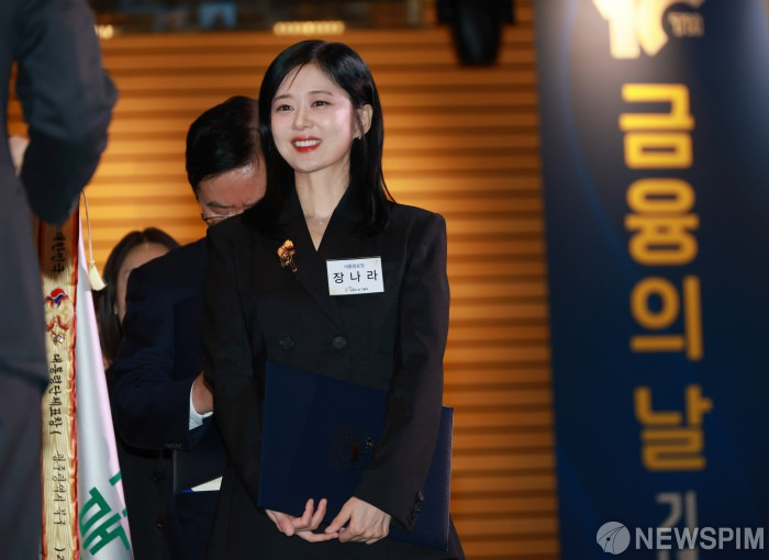 장나라,-데뷔-후-200억-넘게-기부…'금융의-날'-대통령-표창-1-이미지