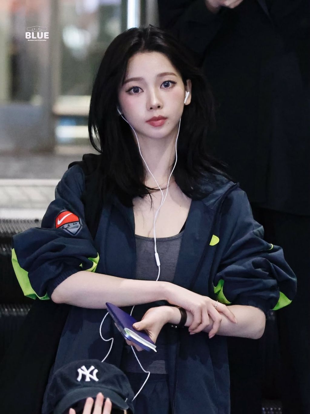 줄-이어폰-쓰는-카리나.jpg-4-이미지