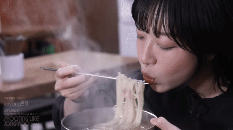 광명시장에서-국수먹는-쯔양.gif-3-이미지