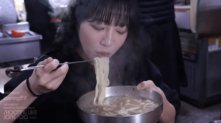 광명시장에서-국수먹는-쯔양.gif-9-이미지