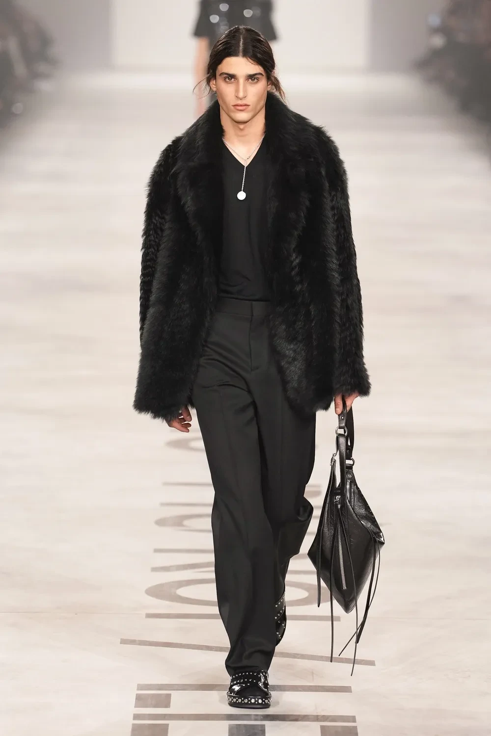 디올-전-디자이너가-온-펜디-오늘-첫-공개된-신상-10-이미지