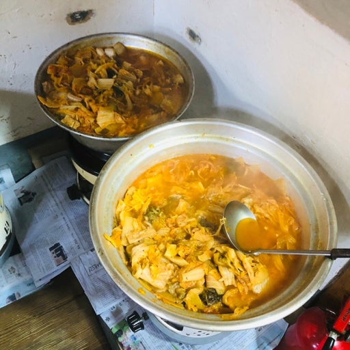 곤로에서-끓이는-김치찌개가-무제한인-백반집-2-이미지