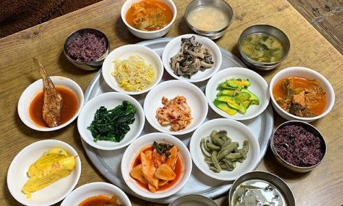 곤로에서-끓이는-김치찌개가-무제한인-백반집-3-이미지