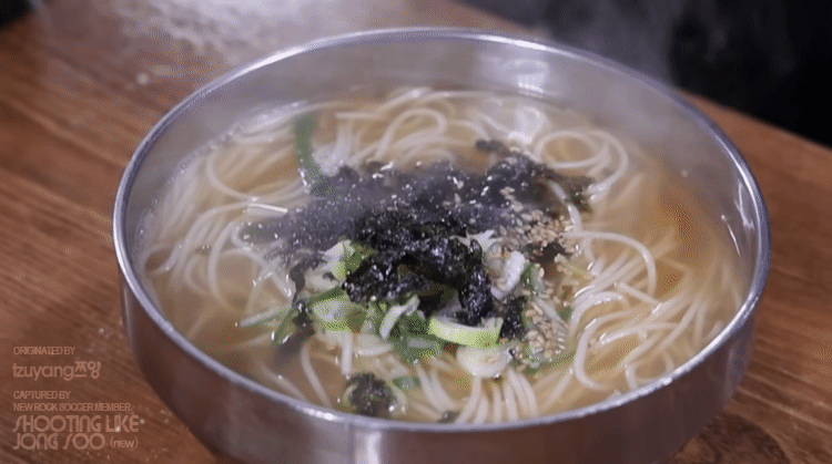 광명시장에서-국수먹는-쯔양.gif-2-이미지