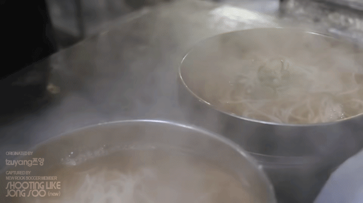 광명시장에서-국수먹는-쯔양.gif-1-이미지