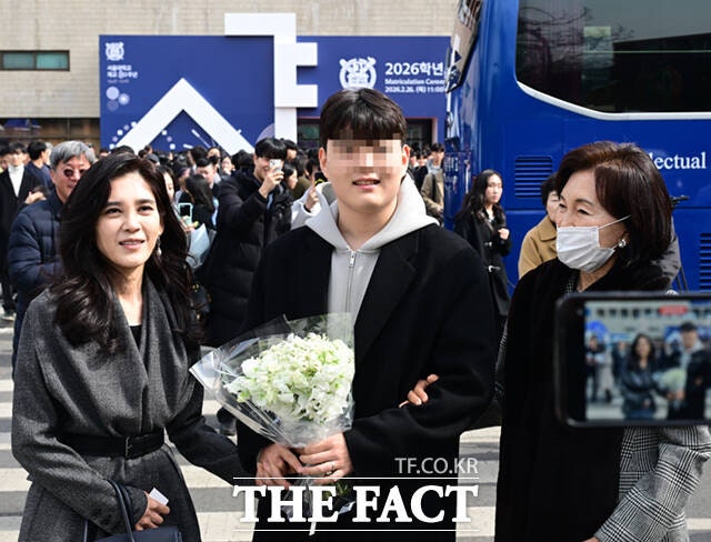 아들-대학교-입학식-참석한-이부진,-홍라희-0-이미지