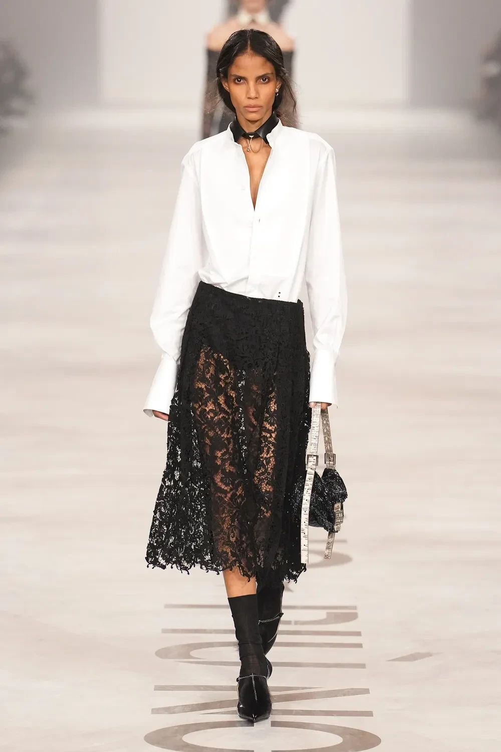 디올-전-디자이너가-온-펜디-오늘-첫-공개된-신상-3-이미지