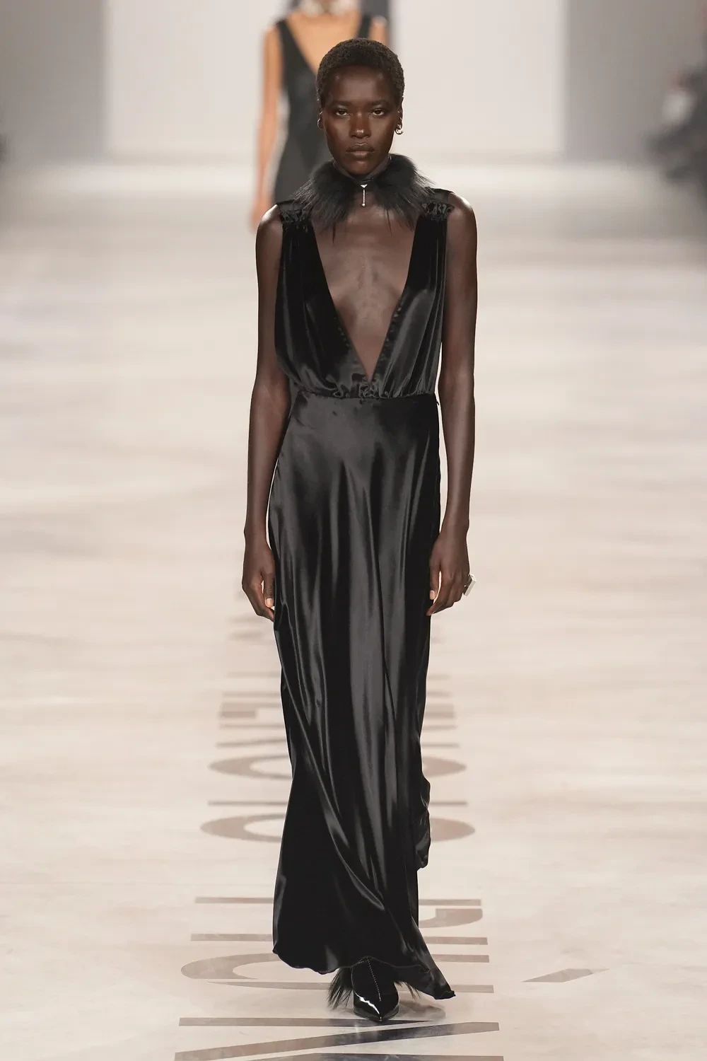 디올-전-디자이너가-온-펜디-오늘-첫-공개된-신상-49-이미지