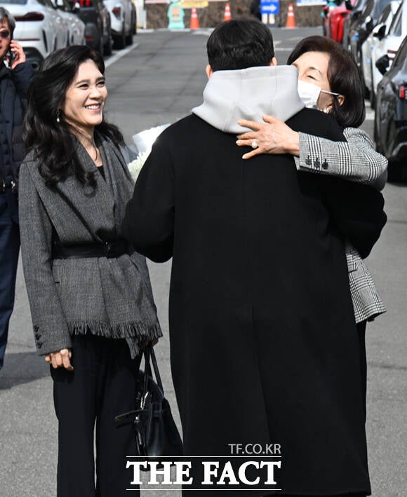 아들-대학교-입학식-참석한-이부진,-홍라희-3-이미지