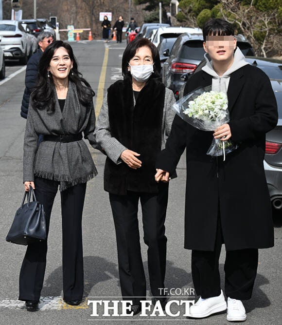 아들-대학교-입학식-참석한-이부진,-홍라희-1-이미지