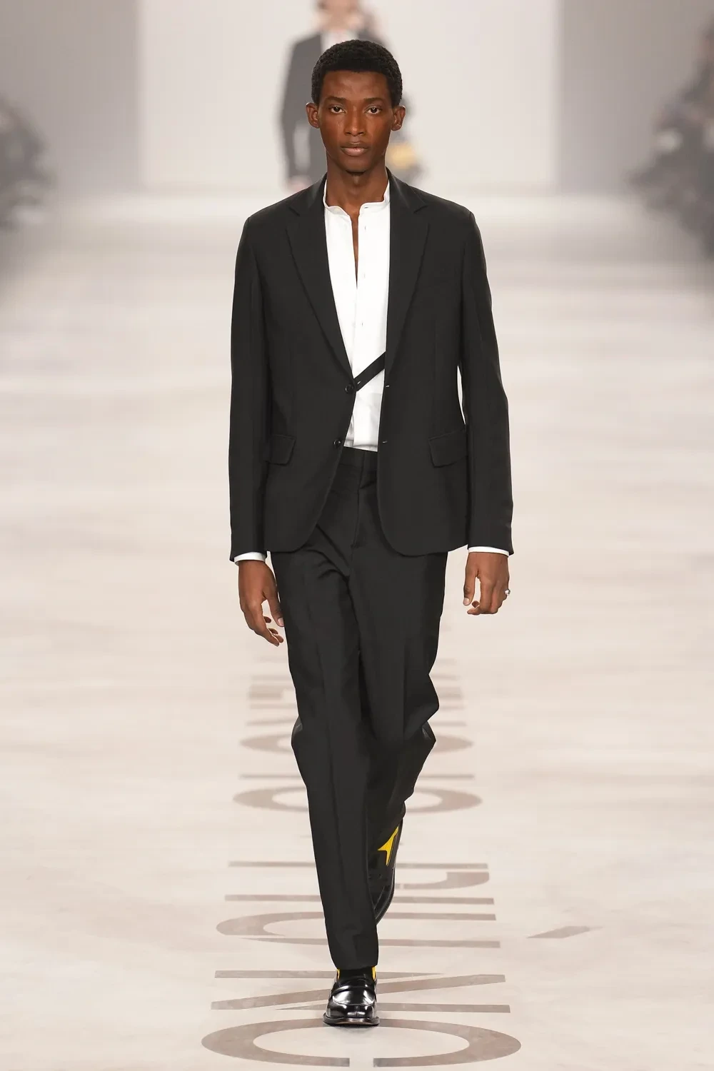 디올-전-디자이너가-온-펜디-오늘-첫-공개된-신상-7-이미지