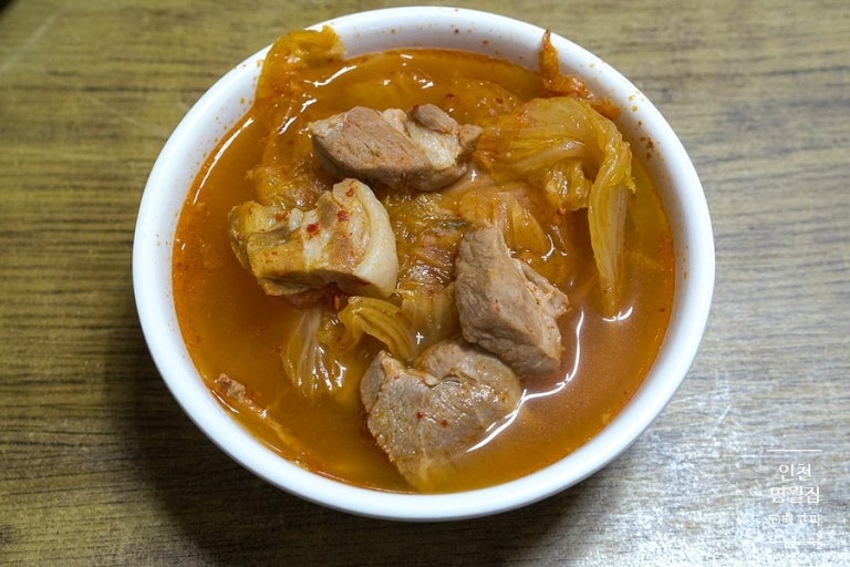 곤로에서-끓이는-김치찌개가-무제한인-백반집-4-이미지