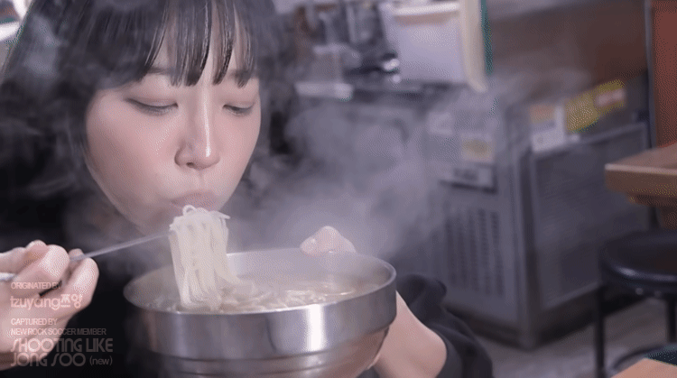 광명시장에서-국수먹는-쯔양.gif-4-이미지