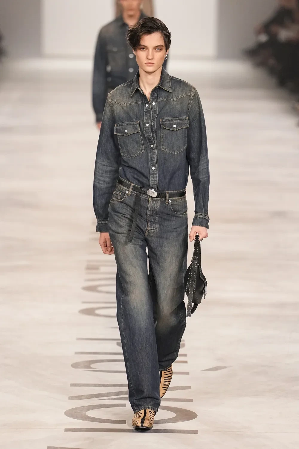 디올-전-디자이너가-온-펜디-오늘-첫-공개된-신상-30-이미지