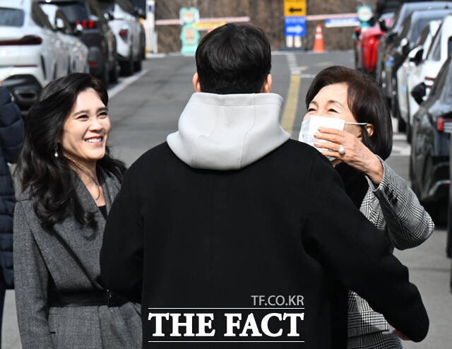 아들-대학교-입학식-참석한-이부진,-홍라희-2-이미지