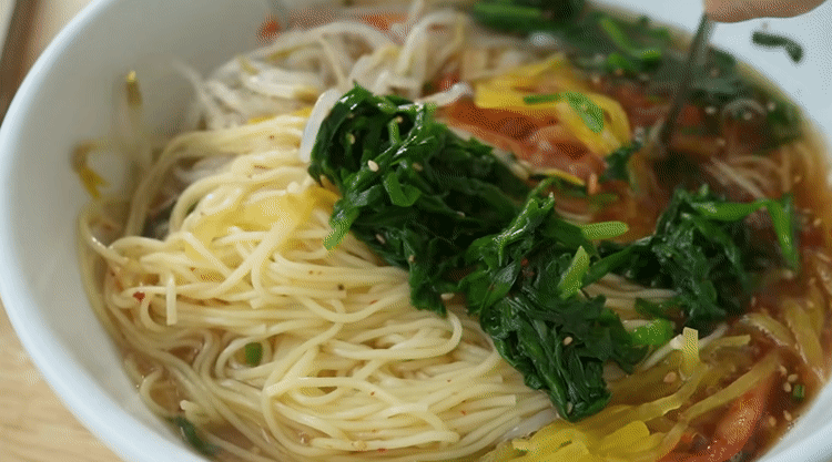 80만-한식유튜버의-요리짤.gif-4-이미지