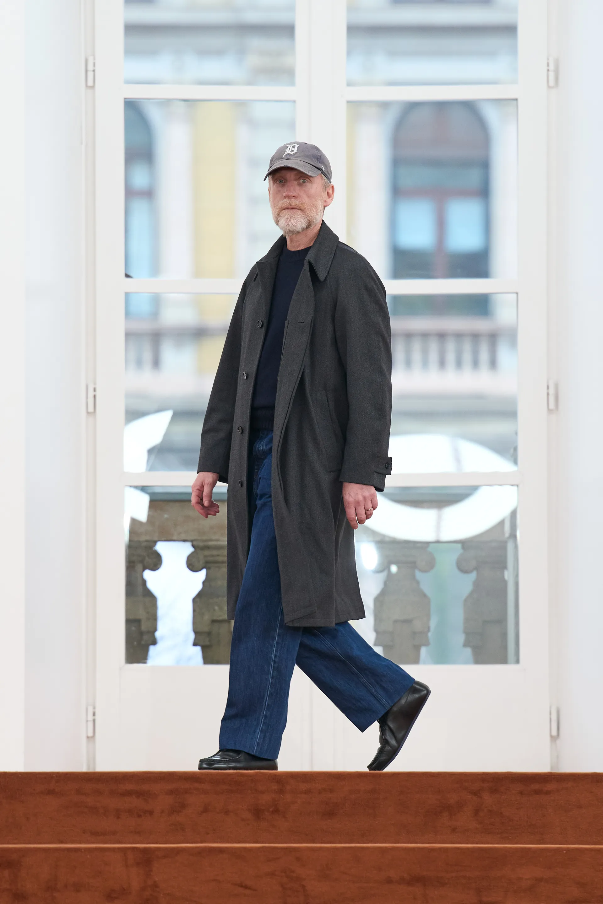 깔끔한데-묘하게-불편한-느낌을-살렸다는-디자이너-50-이미지