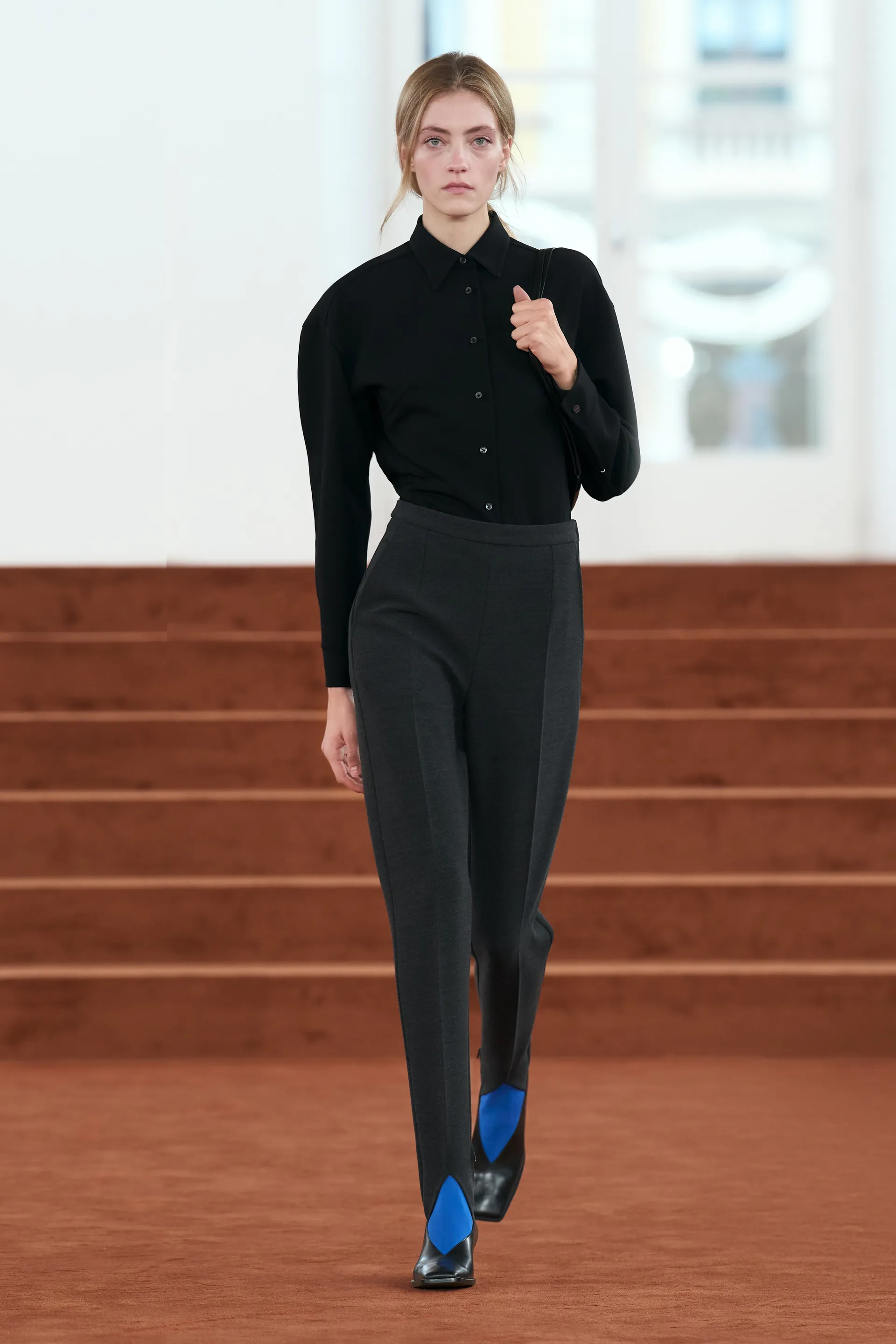 깔끔한데-묘하게-불편한-느낌을-살렸다는-디자이너-10-이미지