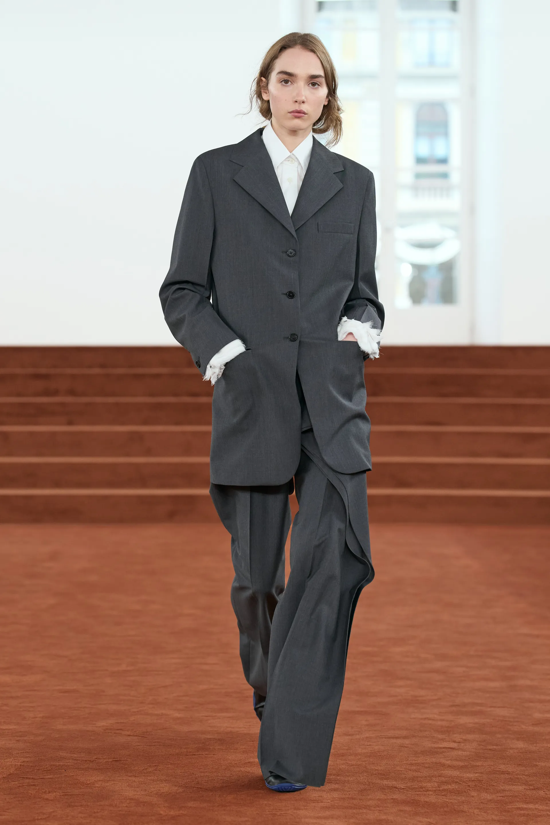 깔끔한데-묘하게-불편한-느낌을-살렸다는-디자이너-49-이미지