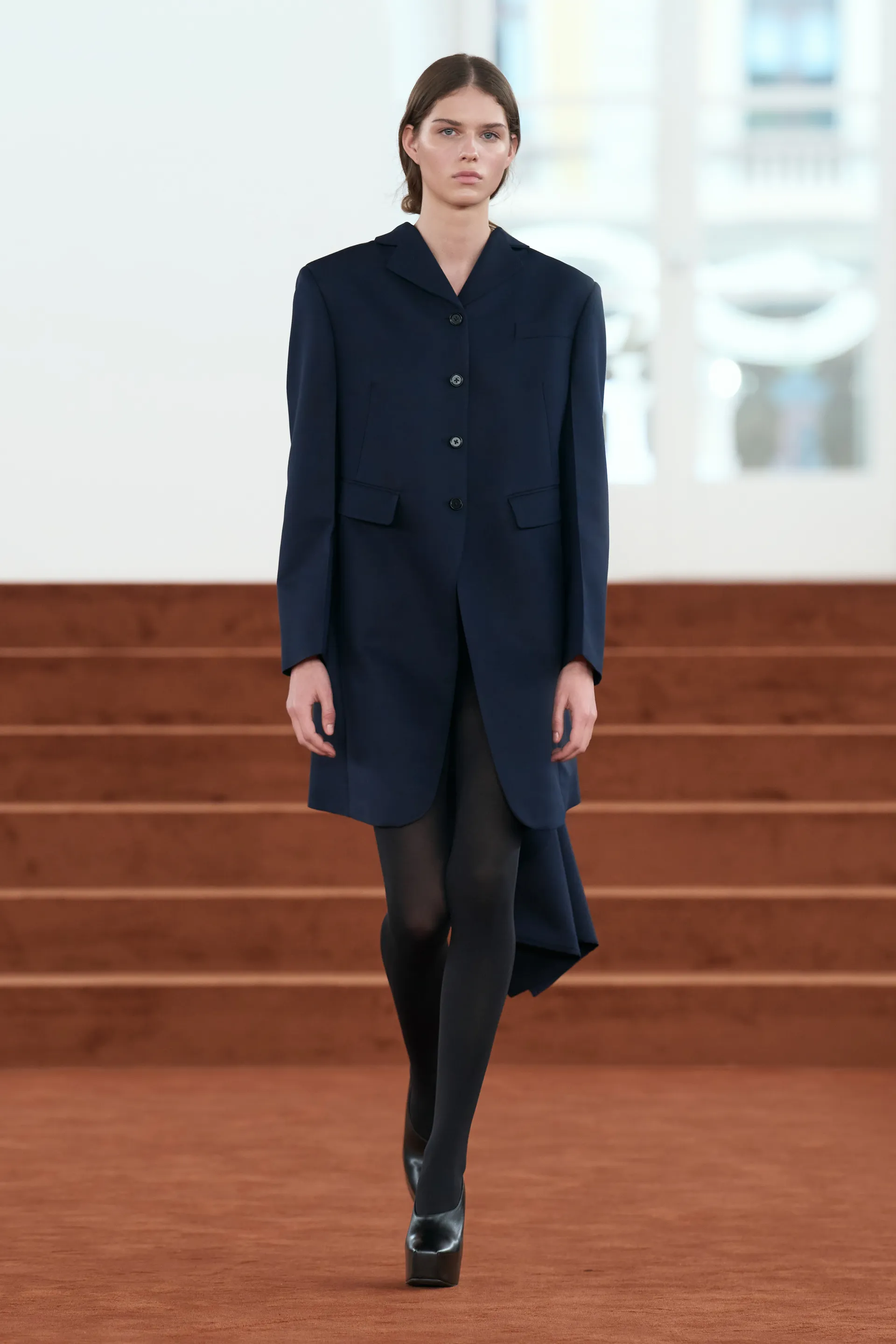 깔끔한데-묘하게-불편한-느낌을-살렸다는-디자이너-8-이미지