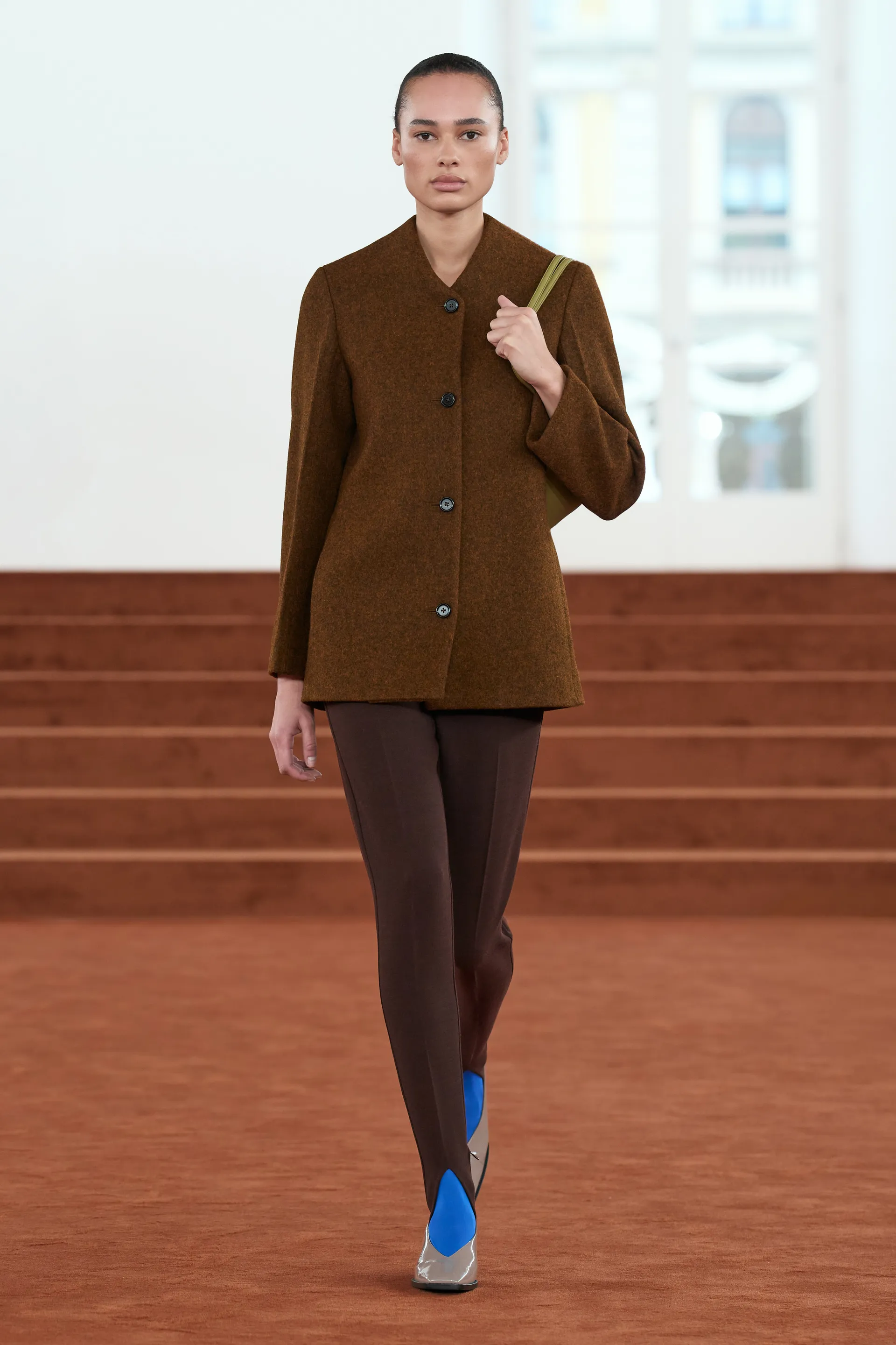 깔끔한데-묘하게-불편한-느낌을-살렸다는-디자이너-31-이미지