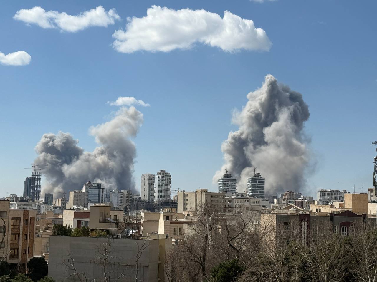 검은-연기와-폭발음으로만-뒤덮이는-이란-테헤란-0-이미지