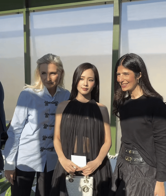 디올쇼에-참석한-블랙핑크-지수-3-이미지