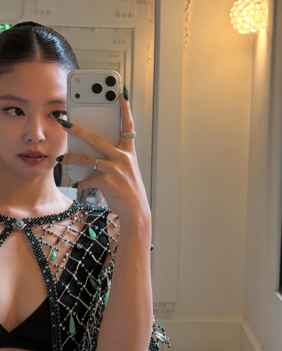26샤넬쇼에서-슬릭번-스타일링한-블랙핑크-제니-3-이미지