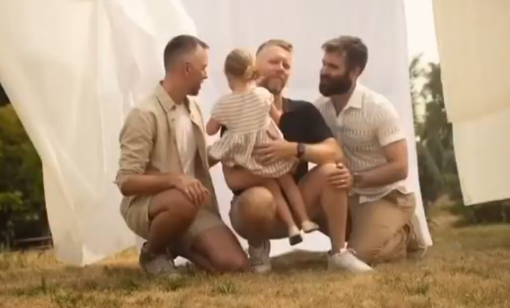 다자간-연애(폴리아모리)-남성-셋이-여아를-입양-1-이미지