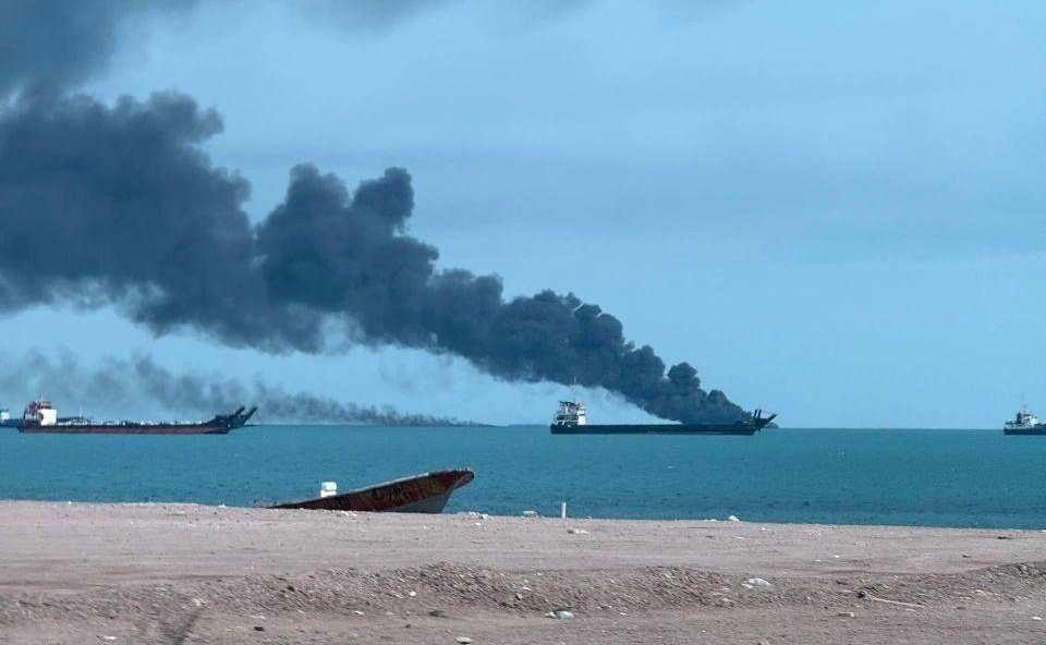 이란이-자랑하던-솔레이마니급-해군-함정을-격침시키는-미군.gif-1-이미지