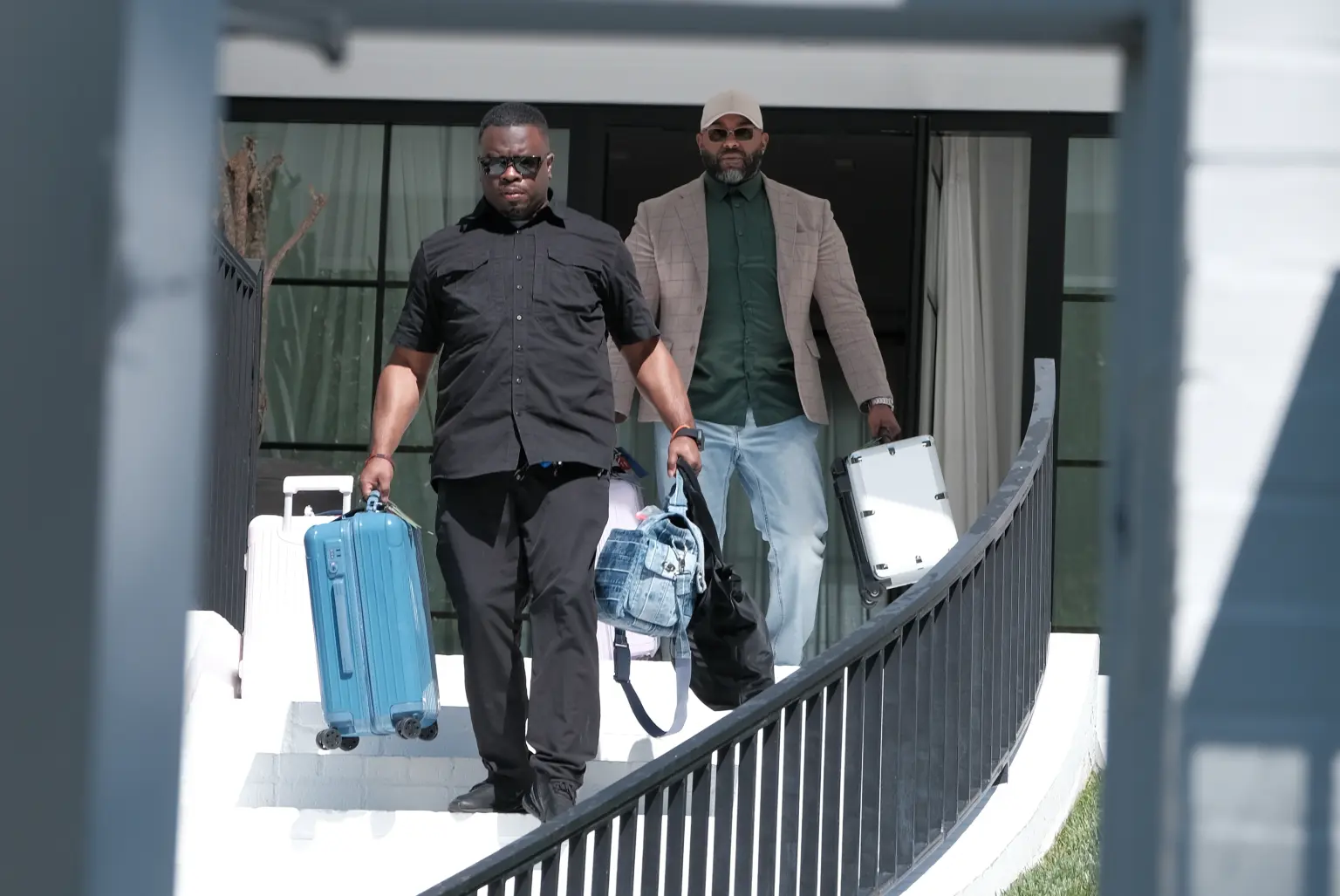 총기사건-이후-짐-빼고있는-중인-리한나-집-7-이미지