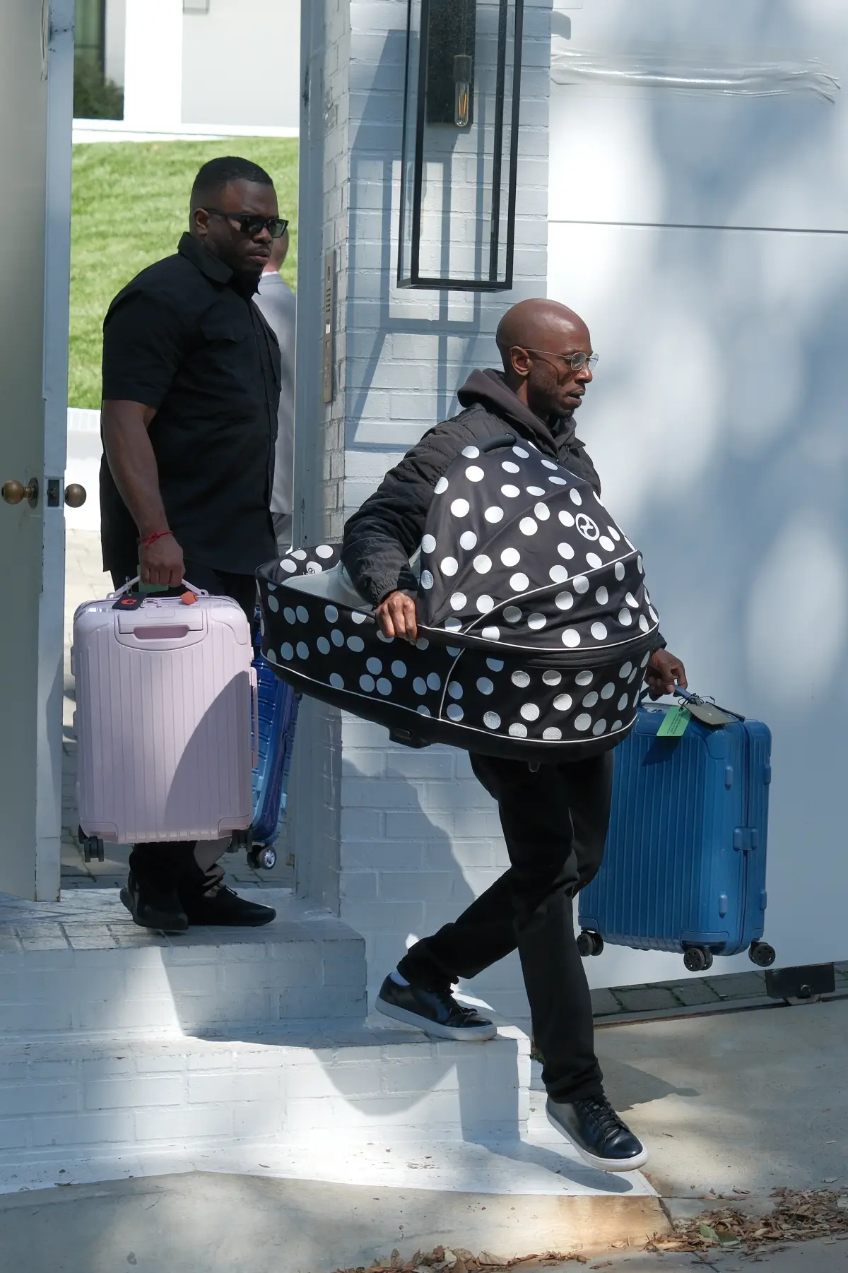 총기사건-이후-짐-빼고있는-중인-리한나-집-9-이미지