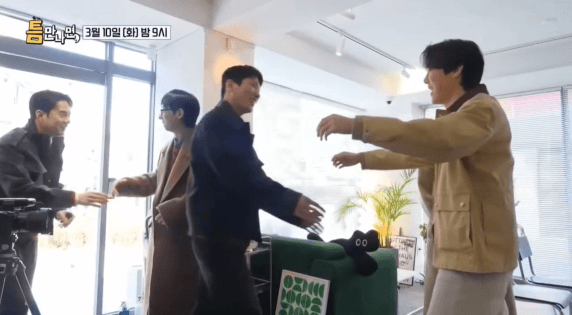 유재석과-촬영했었는데-초면이라는-배우.gif-0-이미지