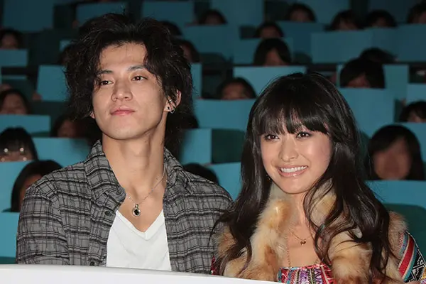 일본-배우가-오구리-슌-부부와-한-침대에서-같이-잤는데-다음-날-일어나보니-오구리-슌은-혼자-스케줄하러-나감-13-이미지