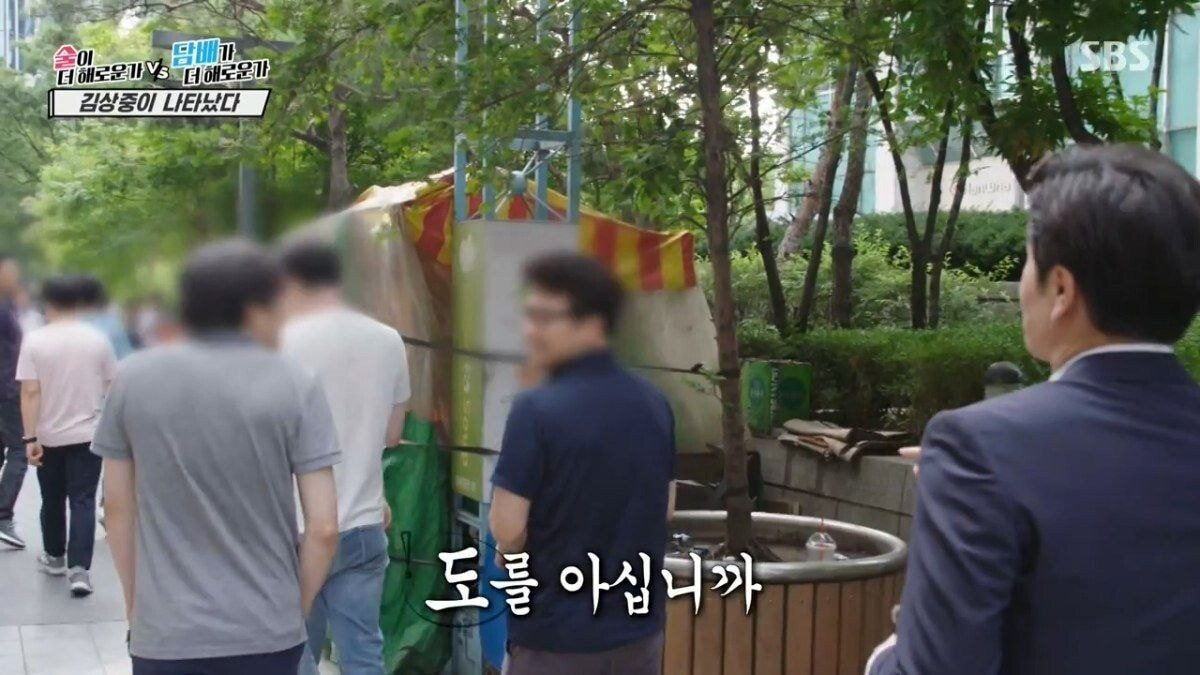 인터뷰-하려는-김상중을-피하는-사람들...jpg-1-이미지