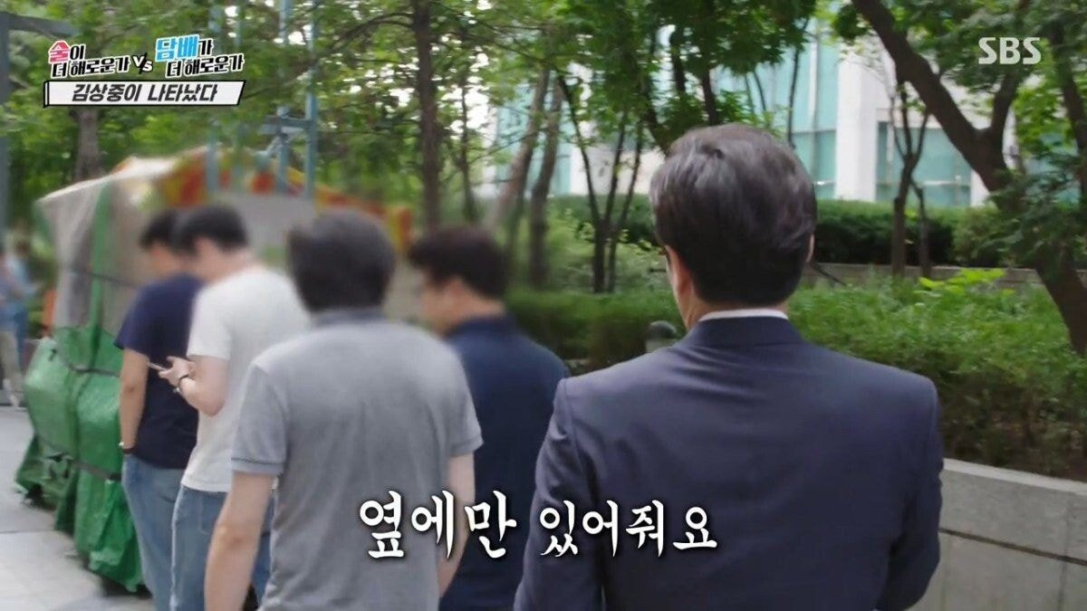 인터뷰-하려는-김상중을-피하는-사람들...jpg-0-이미지