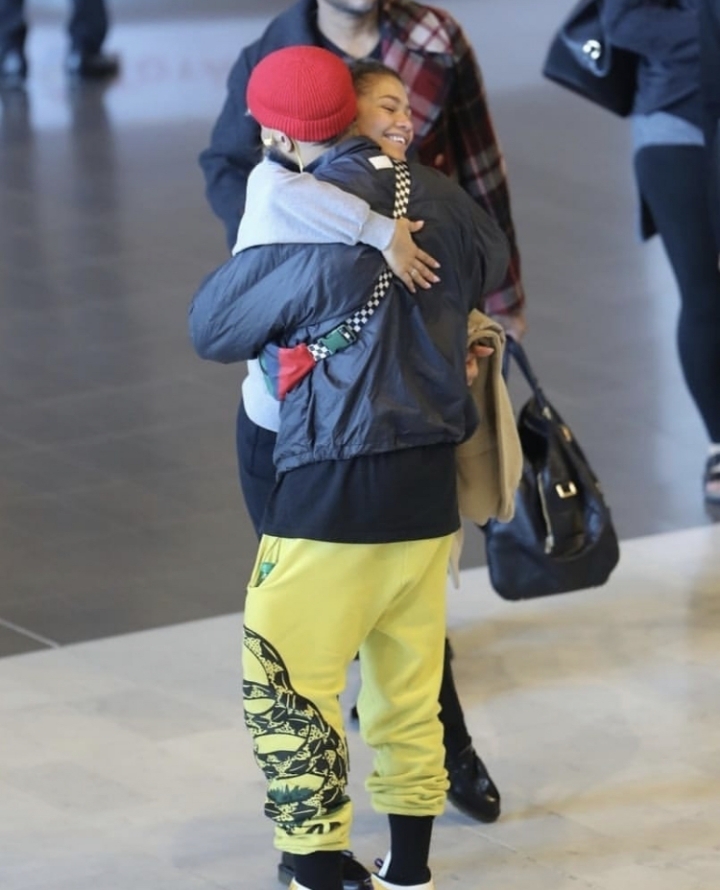 공항에서-아는-지인-만난-젠데이아.jpg-4-이미지