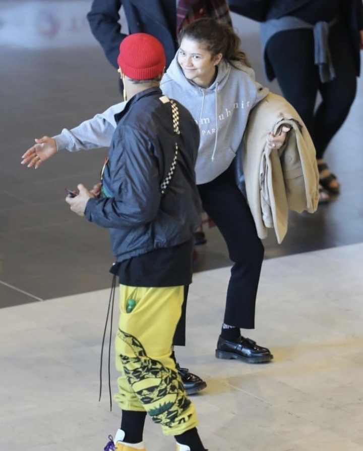 공항에서-아는-지인-만난-젠데이아.jpg-3-이미지