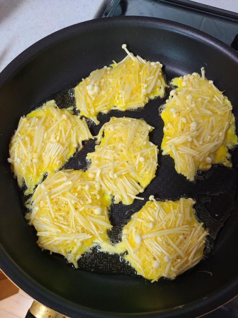 칼로리-낮고-맛있다는-팽이버섯-계란전-2-이미지