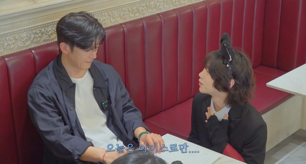 집사-카페가서-현타온-78년생-잘생긴-아저씨.cap-43-이미지