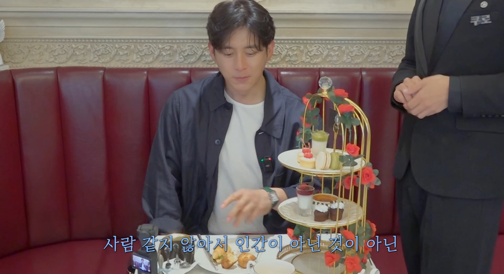 집사-카페가서-현타온-78년생-잘생긴-아저씨.cap-79-이미지