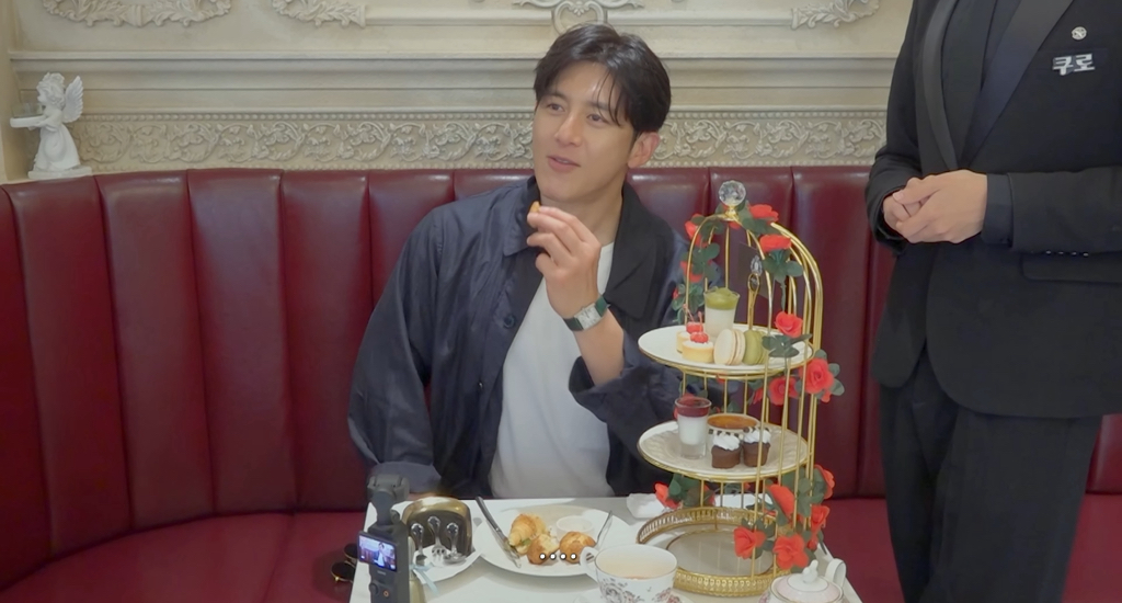 집사-카페가서-현타온-78년생-잘생긴-아저씨.cap-78-이미지