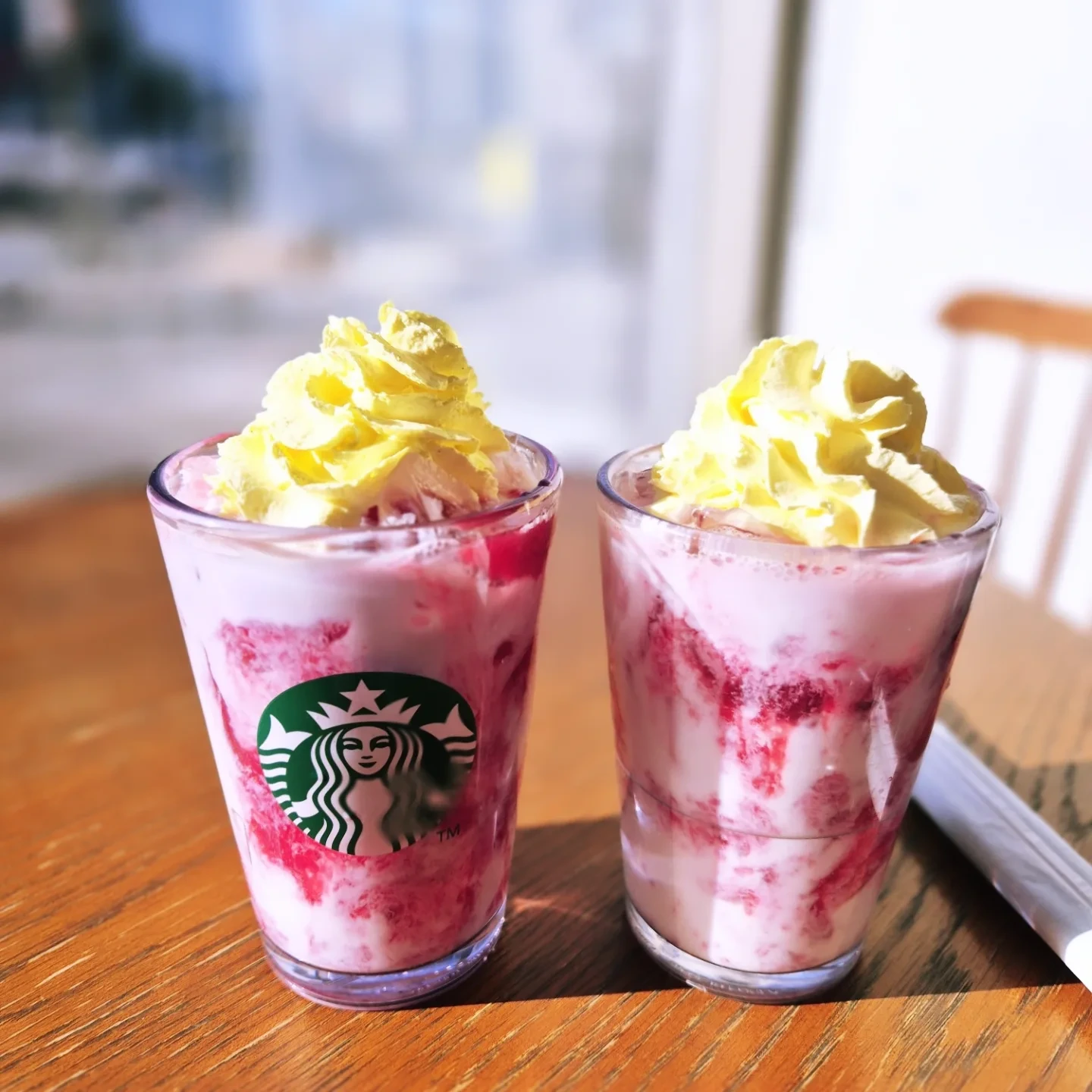 비쥬얼-미쳐버린-스벅-봄-시즌-음료-슈크림딸기라떼.jpg-2-이미지