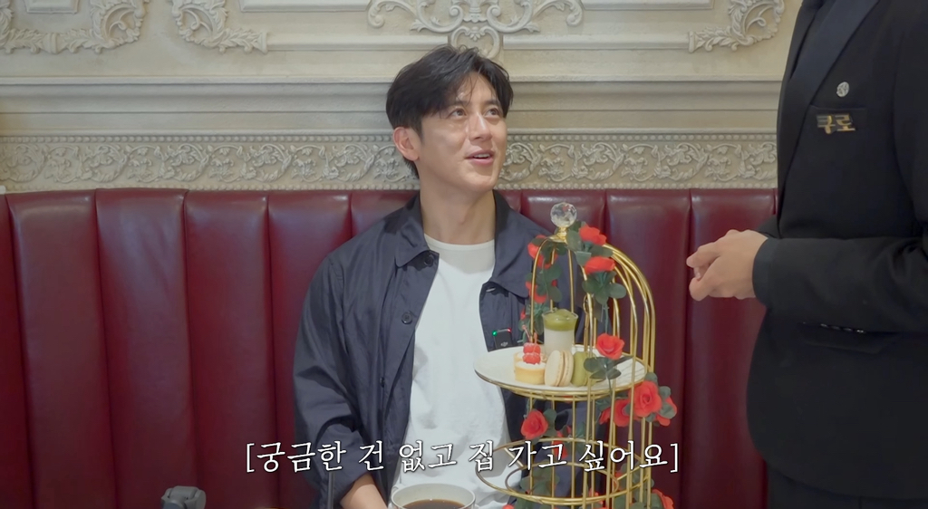 집사-카페가서-현타온-78년생-잘생긴-아저씨.cap-82-이미지