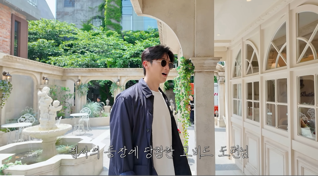 집사-카페가서-현타온-78년생-잘생긴-아저씨.cap-4-이미지