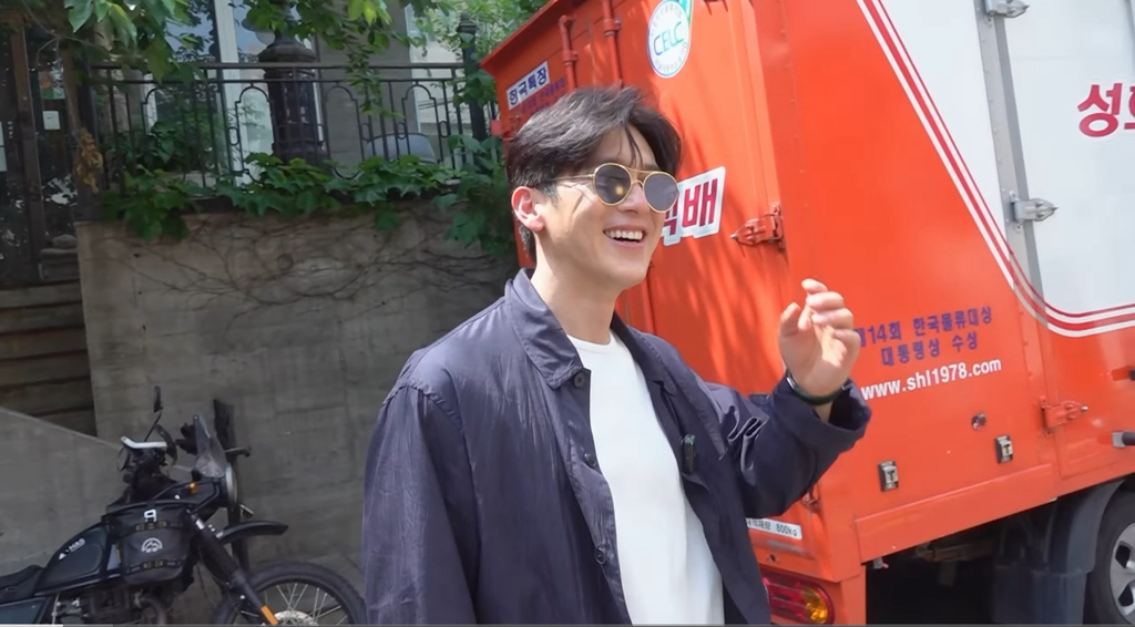 집사-카페가서-현타온-78년생-잘생긴-아저씨.cap-1-이미지