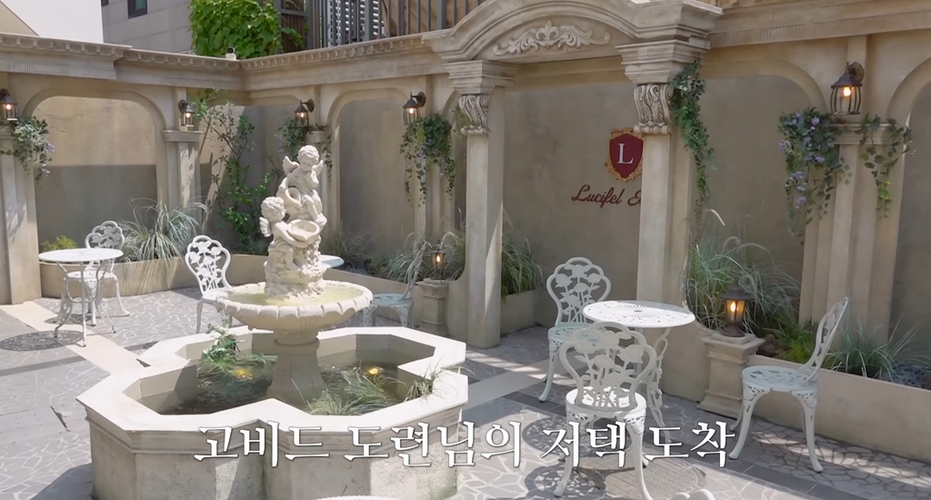 집사-카페가서-현타온-78년생-잘생긴-아저씨.cap-2-이미지