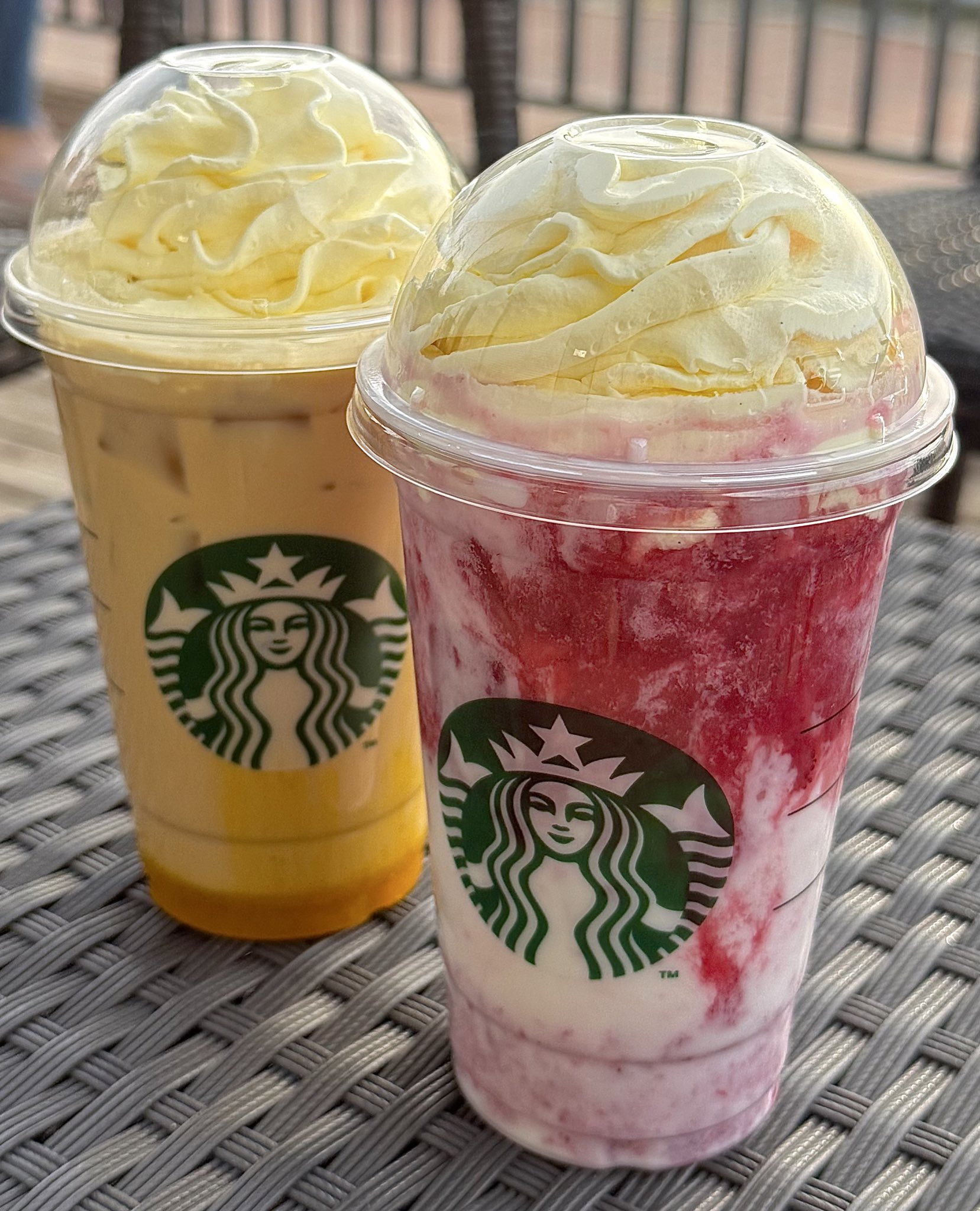 비쥬얼-미쳐버린-스벅-봄-시즌-음료-슈크림딸기라떼.jpg-1-이미지